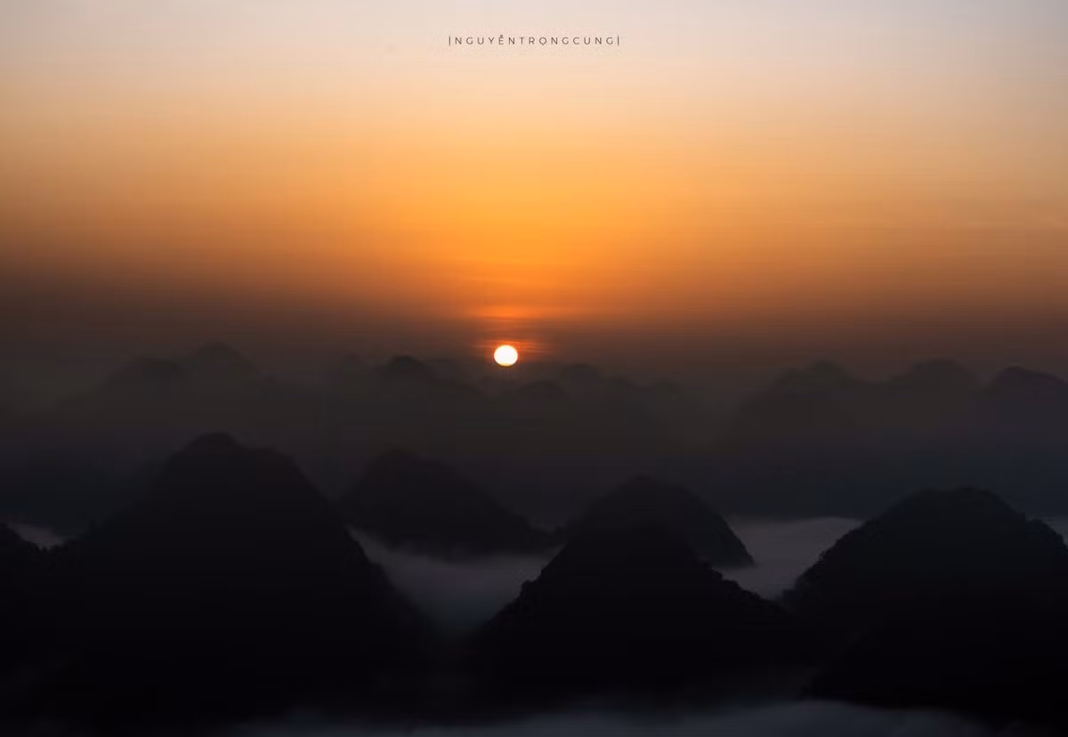 Nhiều người lựa chọn leo từ chiều, cắm trại qua đêm trên đỉnh để sáng hôm sau kịp “săn mây” – một trải nghiệm đang rất được ưa chuộng. Ảnh Nguyễn Trọng Cung