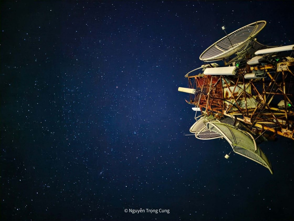 Đêm xuống, không khí mát mẻ, ánh đèn điện nơi đồng bằng mờ xa, nhường chỗ cho dải ngân hà lấp lánh giữa nền trời thăm thẳm. Đây chính là khoảnh khắc mà dân phượt, người mê nhiếp ảnh hoặc du khách muốn tìm chút bình yên đều mong đợi. Ảnh Nguyễn Trọng Cung