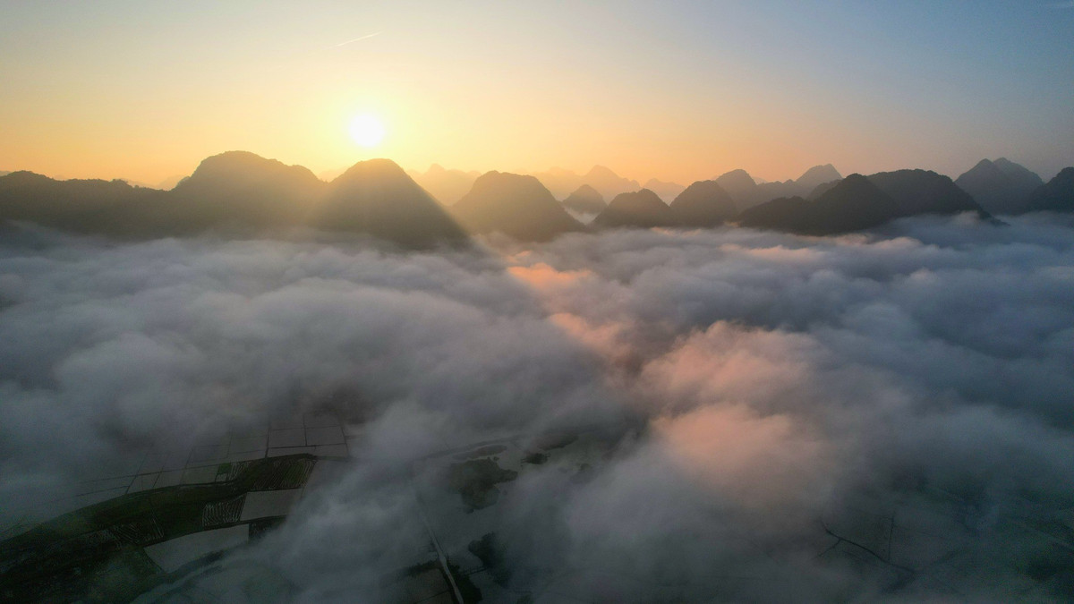 Hành trình lên đỉnh Nà Lay không quá dài nhưng đủ thử thách để mang lại cảm giác chinh phục. Từ chân núi, du khách đi bộ theo lối mòn, qua những bậc thang xen lẫn đoạn đường đất đá. Ảnh Nguyễn Trọng Cung