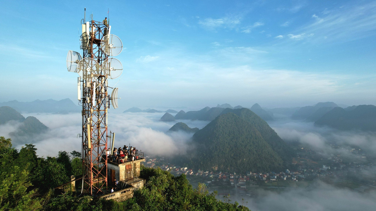 Không chỉ có thiên nhiên kỳ thú, khu vực Bắc Sơn còn là nơi lưu giữ văn hóa của người Tày, Nùng với những bản làng yên bình nằm dưới chân núi. Du khách có thể kết hợp chuyến đi với việc khám phá hang Lân, hồ Tam Hoa, hoặc tham quan di tích lịch sử khởi nghĩa Bắc Sơn – những điểm đến gần gũi, đậm đà bản sắc vùng cao. Ảnh Nguyễn Trọng Cung