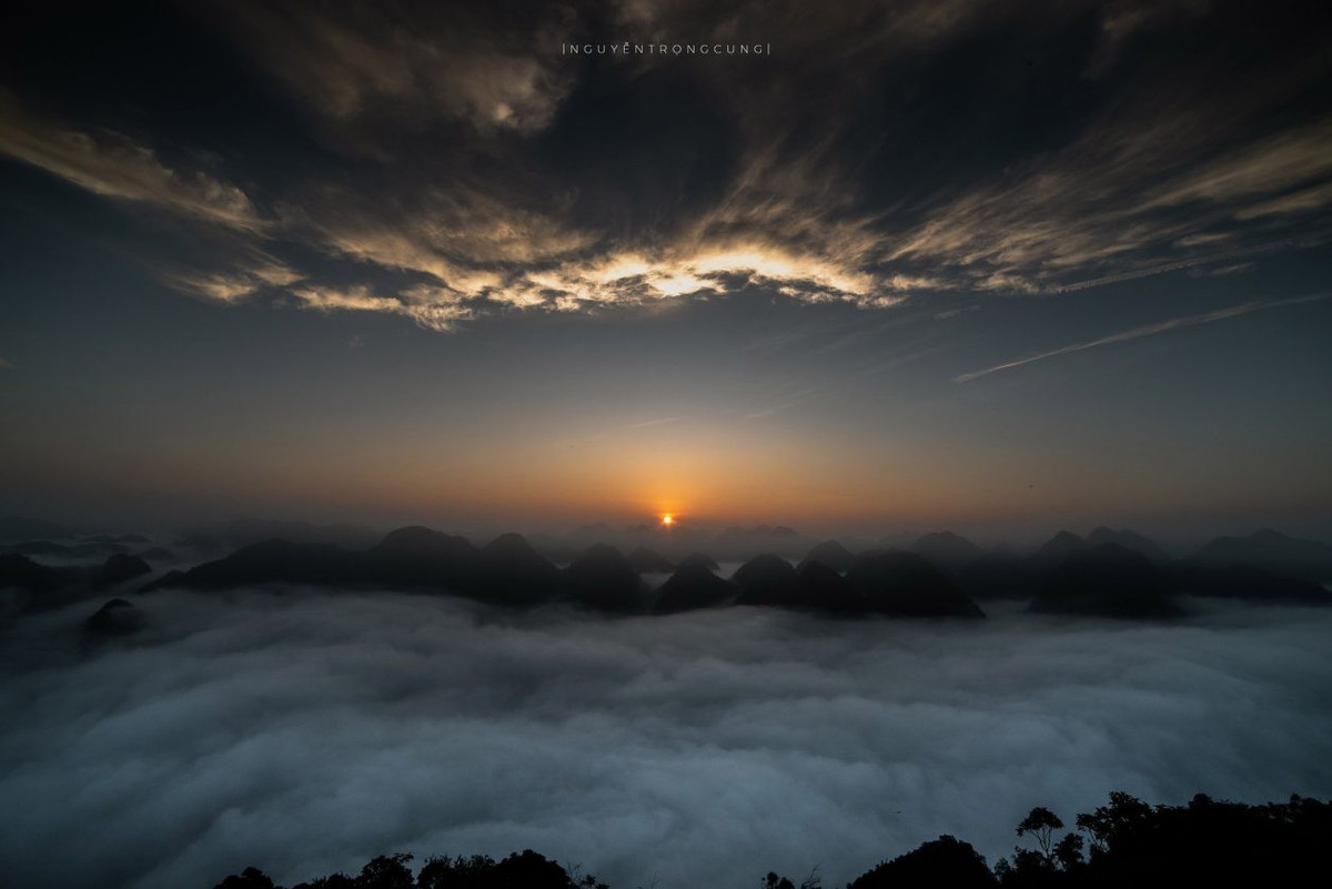 Giữa non xanh Đông Bắc, đỉnh Nà Lay (xã Bắc Sơn, tỉnh Lạng Sơn) là điểm lý tưởng để leo núi nhẹ nhàng, săn mây bình minh, ngắm sao đêm và thu trọn thung lũng vào tầm mắt. Ảnh Nguyễn Trọng Cung