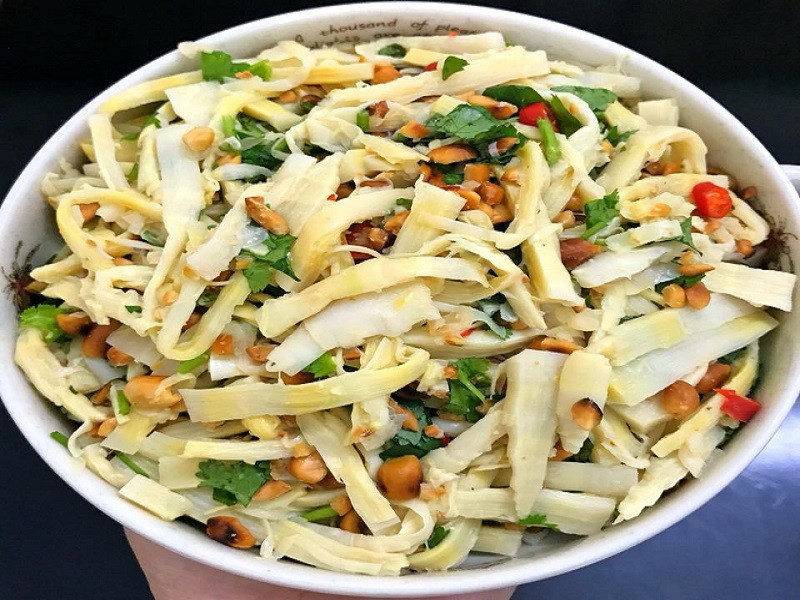 Phụ nữ mang thai cũng là nhóm cần đặc biệt cẩn trọng. Trong măng có chứa glucozit, khi đi vào dạ dày sẽ bị thủy phân thành acid xyanhydric. Chất này có thể gây nôn, chóng mặt, thậm chí ngộ độc nếu măng chưa được chế biến kỹ. Với thai phụ, tình trạng này không chỉ ảnh hưởng đến sức khỏe của mẹ mà còn tác động xấu tới thai nhi. Thực tế đã ghi nhận nhiều trường hợp bà bầu phải nhập viện sau khi ăn măng tươi luộc chưa kỹ, với biểu hiện choáng váng, buồn nôn và đau bụng dữ dội. Ảnh minh hoạ