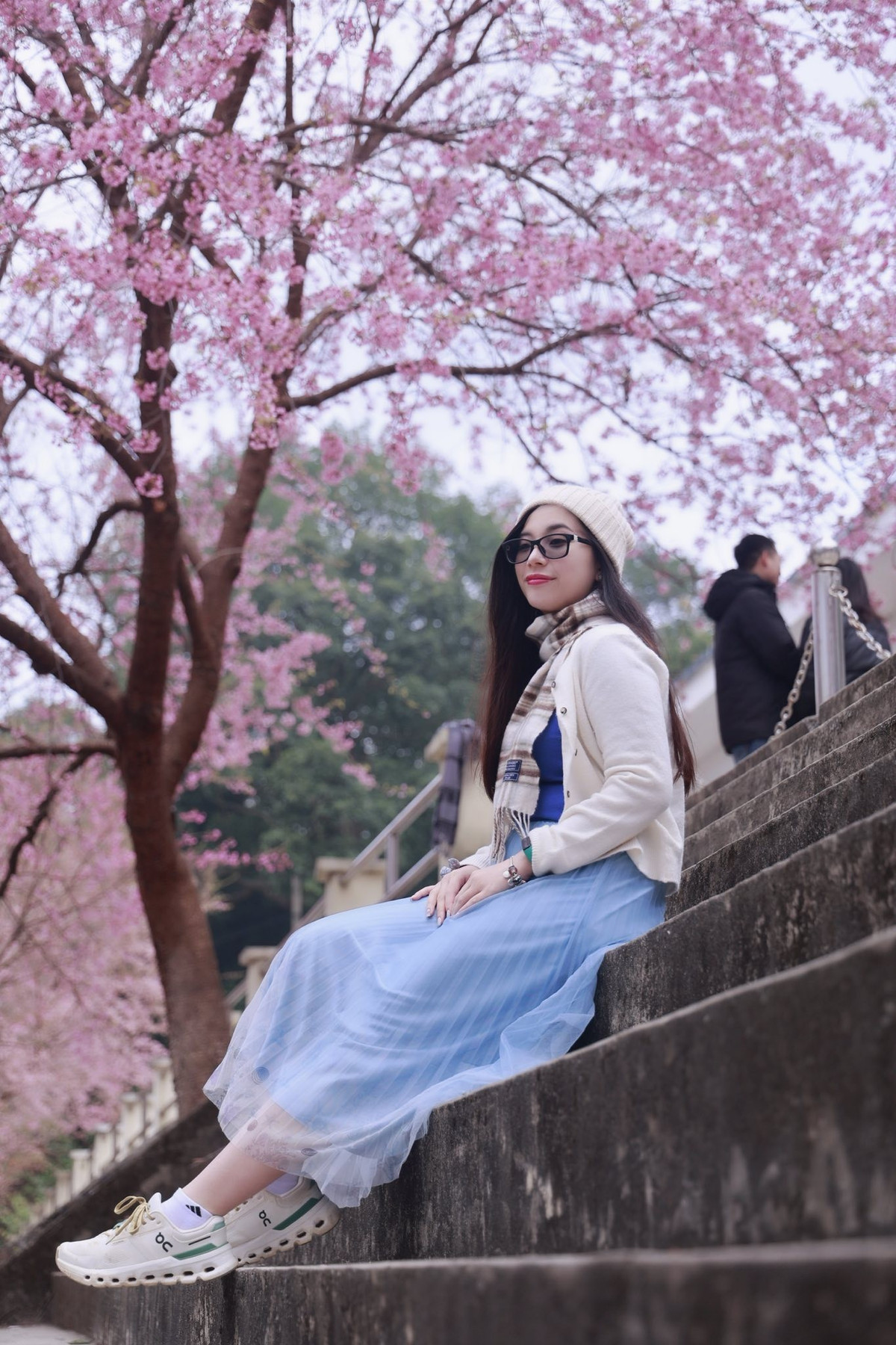 Để có trải nghiệm tốt nhất khi ghé thăm Lũng Cú mùa hoa này, du khách nên đến vào sáng sớm khi sương còn phủ nhẹ để cảm nhận trọn vẹn vẻ đẹp và ánh sáng tự nhiên dịu mát thuận lợi cho việc chụp ảnh. Ảh Duy Thành