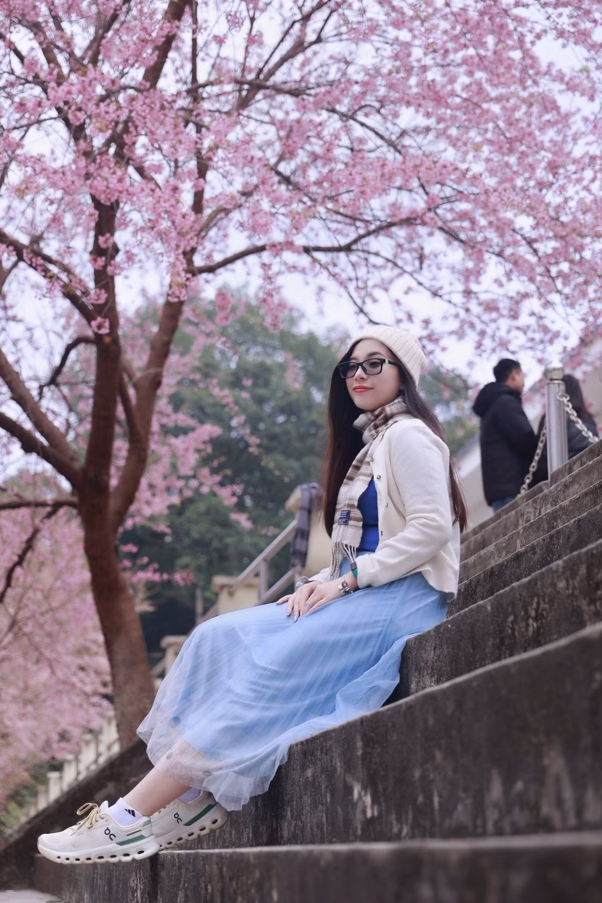 Để có trải nghiệm tốt nhất khi ghé thăm Lũng Cú mùa hoa này, du khách nên đến vào sáng sớm khi sương còn phủ nhẹ để cảm nhận trọn vẹn vẻ đẹp và ánh sáng tự nhiên dịu mát thuận lợi cho việc chụp ảnh. Ảh Duy Thành