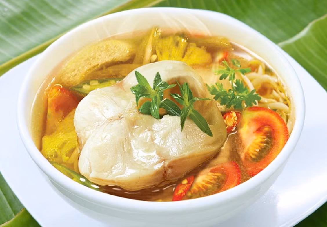 Một gợi ý chế biến là canh cá trê vàng nấu đậu phụ và trứng. Cá sau khi sơ chế sẽ được xào cùng gừng, thêm nước sôi vào nấu, rồi cho đậu phụ non và trứng chiên sơ, nêm chút tiêu, hành. Nước canh ngọt tự nhiên, thơm nhẹ, dễ tiêu và giúp cơ thể ấm lên trong ngày lạnh. Ảnh minh họa