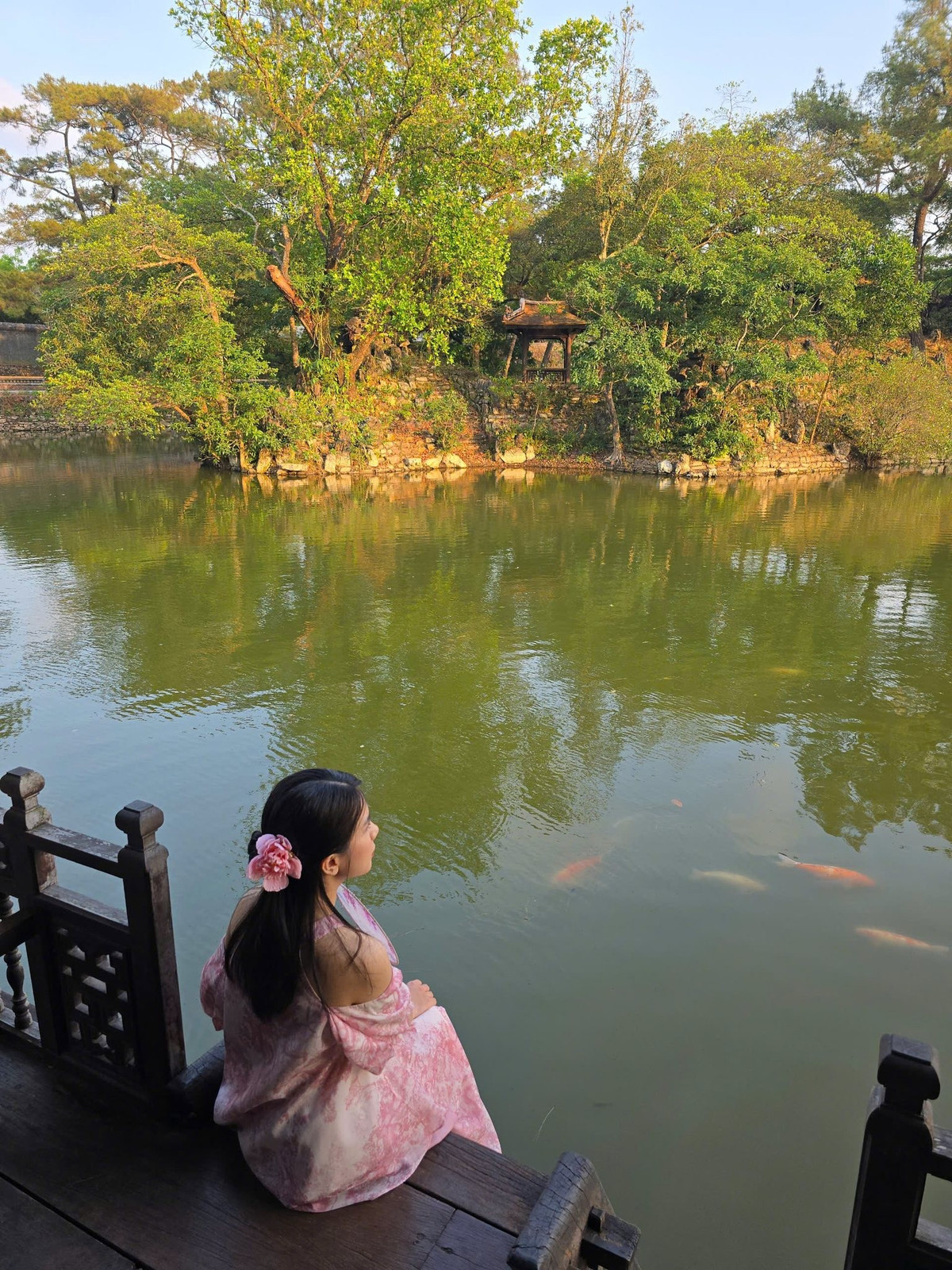 Ngày cuối cùng là thời gian mua sắm và kết thúc hành trình. Du khách có thể ăn sáng tại chợ Đông Ba, thử chè Huế như chè hạt sen, chè đậu ván và mua các đặc sản như mè xửng, trà cung đình, mắm tôm chua. Buổi chiều, tham quan nhanh Cung An Định hoặc trường Quốc Học Huế trước khi check-out và di chuyển về sân bay hoặc ga. Nếu chuyến bay muộn, thư giãn tại cà phê Muối gần Đại Nội cũng là trải nghiệm thú vị để kết thúc chuyến đi.