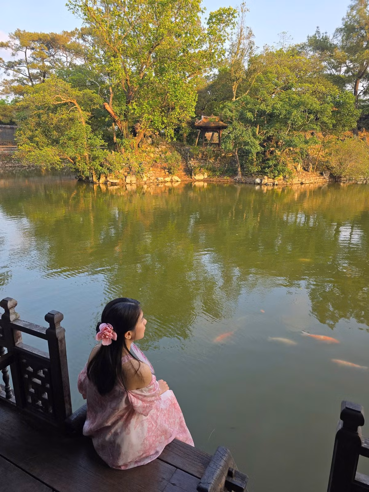 Ngày cuối cùng là thời gian mua sắm và kết thúc hành trình. Du khách có thể ăn sáng tại chợ Đông Ba, thử chè Huế như chè hạt sen, chè đậu ván và mua các đặc sản như mè xửng, trà cung đình, mắm tôm chua. Buổi chiều, tham quan nhanh Cung An Định hoặc trường Quốc Học Huế trước khi check-out và di chuyển về sân bay hoặc ga. Nếu chuyến bay muộn, thư giãn tại cà phê Muối gần Đại Nội cũng là trải nghiệm thú vị để kết thúc chuyến đi.