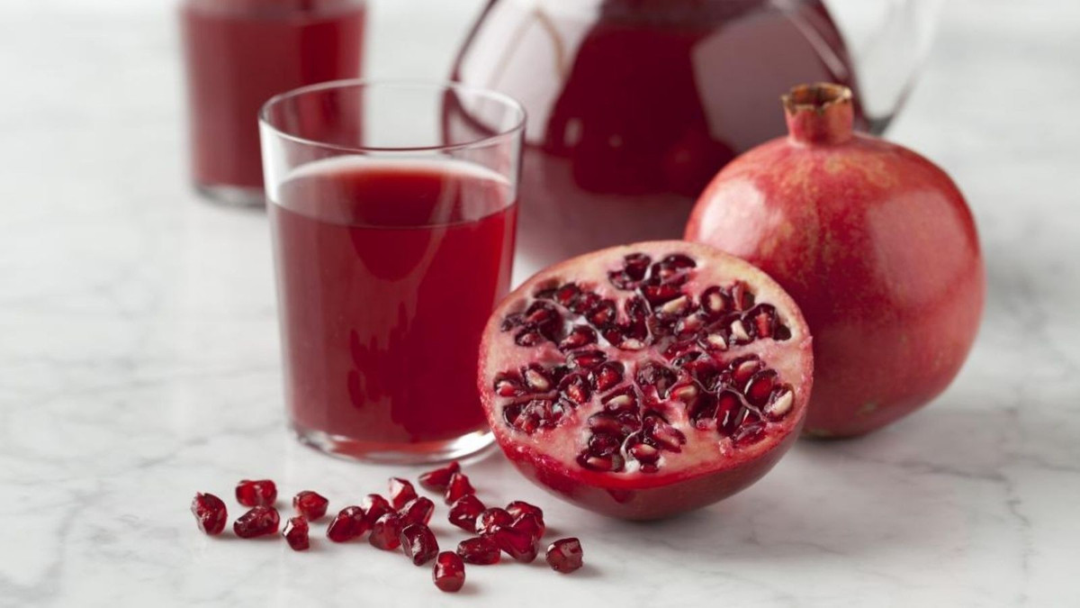 Việc uống nước ép lựu trước khi quan hệ được cho là giúp duy trì khả năng cương cứng ổn định hơn, đồng thời tăng sức bền và cảm giác hưng phấn trong suốt cuộc yêu. Ảnh minh họa