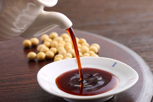 Với sự linh hoạt trong cách sử dụng, nước tương không chỉ là gia vị chấm quen thuộc mà còn mở ra nhiều cách biến tấu món ăn thú vị. Chỉ cần một chút sáng tạo, bữa cơm thường ngày cũng có thể trở nên mới mẻ và hấp dẫn hơn. Ảnh minh họa