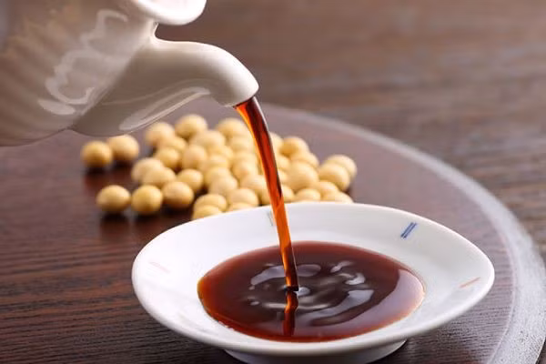 Với sự linh hoạt trong cách sử dụng, nước tương không chỉ là gia vị chấm quen thuộc mà còn mở ra nhiều cách biến tấu món ăn thú vị. Chỉ cần một chút sáng tạo, bữa cơm thường ngày cũng có thể trở nên mới mẻ và hấp dẫn hơn. Ảnh minh họa