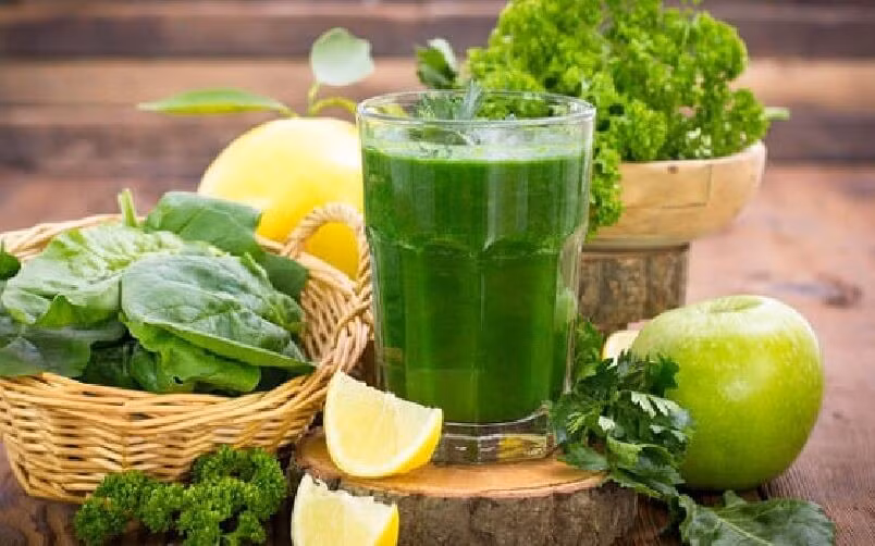 Cách chế biến nước ép xanh khá đơn giản. Các nguyên liệu tươi được làm sạch, ép lấy nước hoặc xay nhuyễn rồi pha loãng với nước lọc. Để dễ uống hơn, có thể thêm một lượng nhỏ mật ong, trái cây hoặc protein đậu nành. Nước ép nên được sử dụng ngay sau khi chế biến, tránh để quá lâu để đảm bảo hàm lượng dưỡng chất, đồng thời có thể giữ lại một phần bã nhằm tăng lượng chất xơ cho cơ thể. Ảnh minh họa