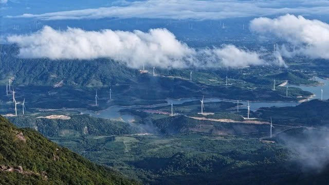 Từ Pa Thiên, chỉ cần đi thêm khoảng 2km đường rừng nữa là đến đỉnh Voi Mẹp – ngọn núi cao nhất của Quảng Trị (1.707m). Càng lên cao, mây càng dày, gió thổi ào ạt. Ảnh SAMUER