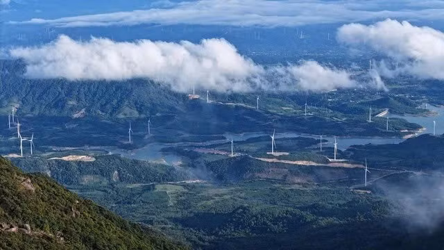 Từ Pa Thiên, chỉ cần đi thêm khoảng 2km đường rừng nữa là đến đỉnh Voi Mẹp – ngọn núi cao nhất của Quảng Trị (1.707m). Càng lên cao, mây càng dày, gió thổi ào ạt. Ảnh SAMUER