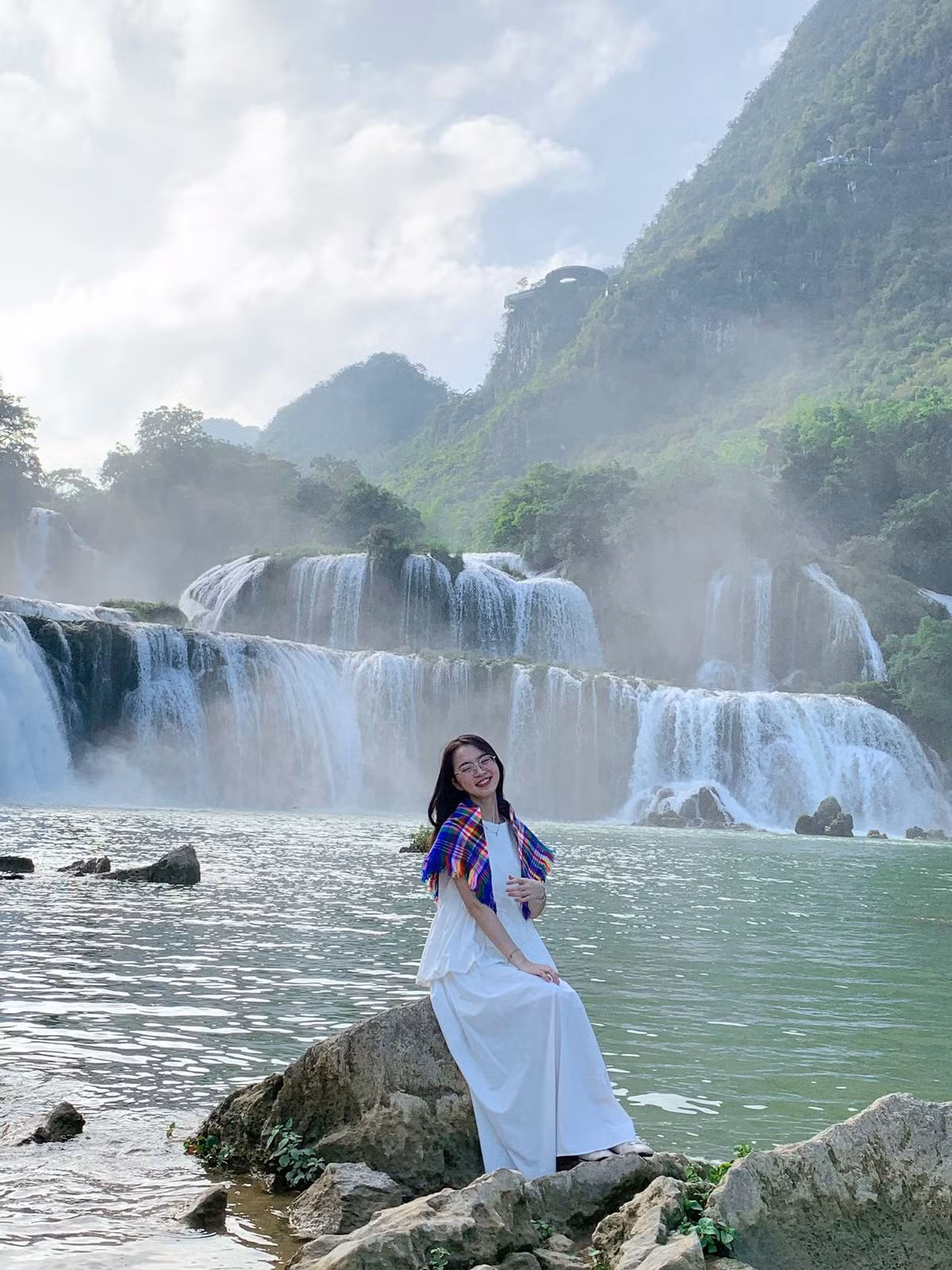 Vào chợ phiên, du khách dễ dàng bắt gặp những sắc màu rực rỡ của váy áo dân tộc, tiếng nói cười xôn xao, và những món đặc sản mang đậm hương vị núi rừng như phở chua, bánh áp chao, vịt quay 7 vị, xôi trám... Không chỉ là món ăn, đó còn là sự kết tinh văn hóa và tinh thần mến khách của người dân nơi đây. Ảnh Hà Mốc