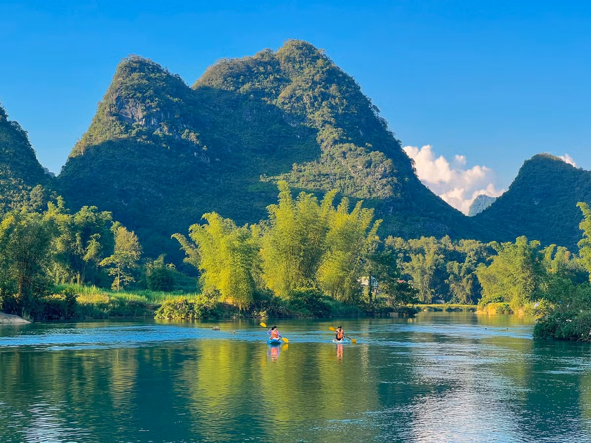 Không xa đó là động Ngườm Ngao – hang đá vôi rộng lớn, kỳ vĩ với những khối thạch nhũ được tạo thành qua hàng triệu năm, lấp lánh trong ánh đèn như chốn thần tiên. Ảnh Bùi Ngọc Lâm