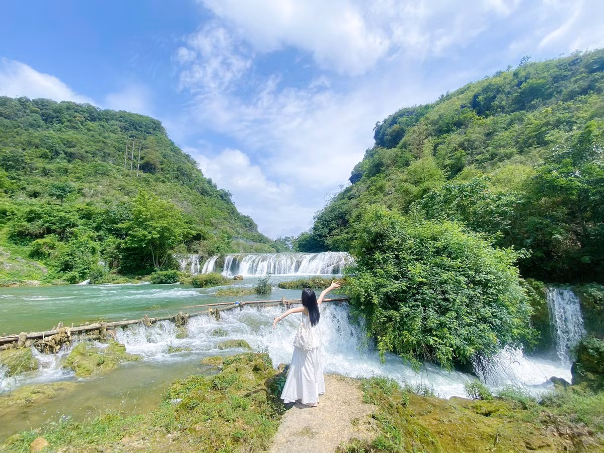 Tọa lạc nơi địa đầu Đông Bắc, Cao Bằng mang trong mình vẻ đẹp hùng vĩ của núi rừng xen lẫn nét nên thơ của những bản làng nhỏ ẩn mình bên sườn núi. Những cung đường quanh co, những dãy núi đá vôi nhấp nhô, dòng sông Quây Sơn xanh ngắt lững lờ trôi qua thôn bản, tất cả hòa quyện tạo nên bức tranh phong cảnh trầm mặc mà quyến rũ. Ảnh Hà Mốc