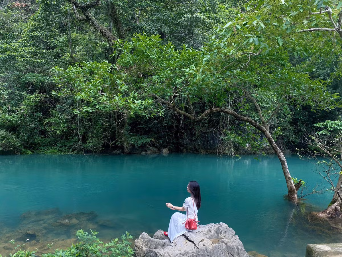Không ồn ào, náo nhiệt như các thành phố du lịch lớn, Cao Bằng chinh phục du khách bằng vẻ đẹp nguyên sơ, bình yên và đậm đà bản sắc. Nơi đây như một thước phim dịu dàng của miền sơn cước, nơi du khách không chỉ đến để khám phá mà còn để lắng lại, để cảm và để nhớ. Ảnh Hà Mốc