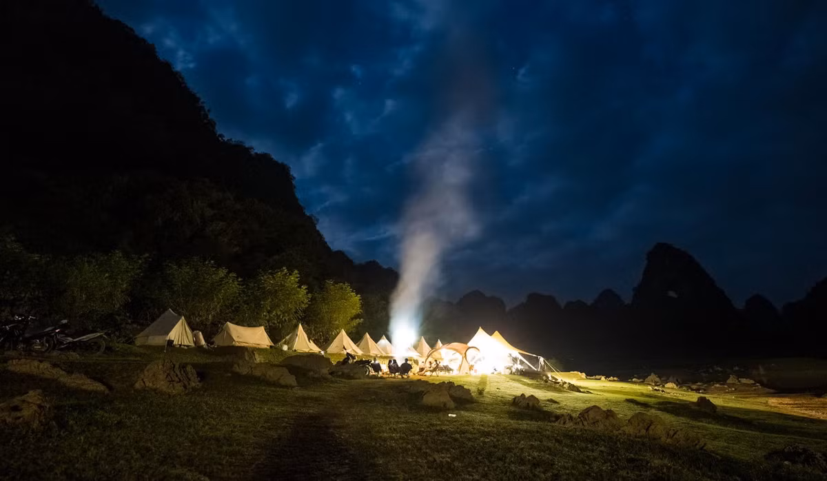 Mỗi mùa ở Cao Bằng mang một vẻ đẹp riêng. Xuân về, hoa đào hoa mận nở rộ khắp bản làng. Mùa hè mát lạnh với suối thác trong vắt. Thu đến, ruộng bậc thang chín vàng rực rỡ, còn đông về là khi sương mù giăng kín núi rừng, đôi lúc cả tuyết cũng ghé qua ở những vùng cao như Trùng Khánh, Nguyên Bình.