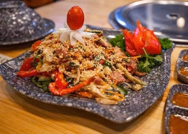 Ngoài ra, du khách cũng có thể thử cừu xào lăn, lẩu cừu, cừu hấp sả, mỗi món mang một hương vị đặc trưng riêng, nhưng tất cả đều giữ được sự nguyên bản và tươi ngon của thịt cừu vùng nắng gió. Ảnh Cừu Ô Vương