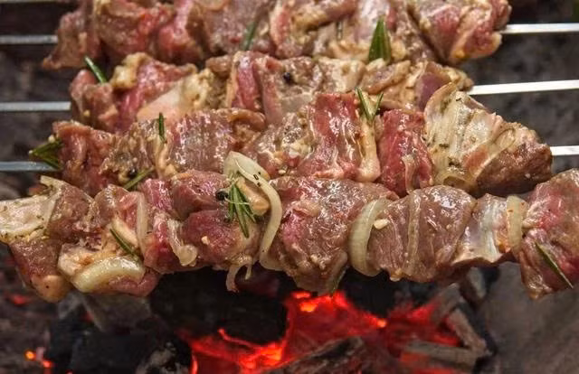 Đến Ninh Thuận, du khách có thể dễ dàng bắt gặp những quán ăn phục vụ món cừu nướng mọi thịt được ướp sả, ớt, tỏi và muối, nướng trực tiếp trên bếp than hồng. Ảnh netamthuc