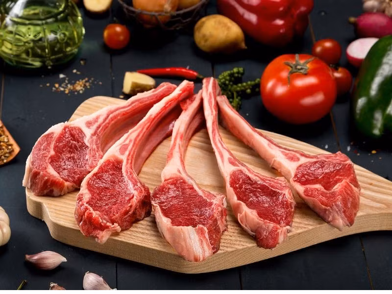 Nếu du khách đã từng nghe đến những cánh đồng nho, tháp Chăm cổ kính hay bãi biển hoang sơ của Ninh Thuận, thì ẩm thực nơi đây cũng mang một dấu ấn khó quên – đặc biệt là thịt cừu, món ăn mang đậm hơi thở của miền đất khô hạn, nắng gió quanh năm. Ảnh Homefarm