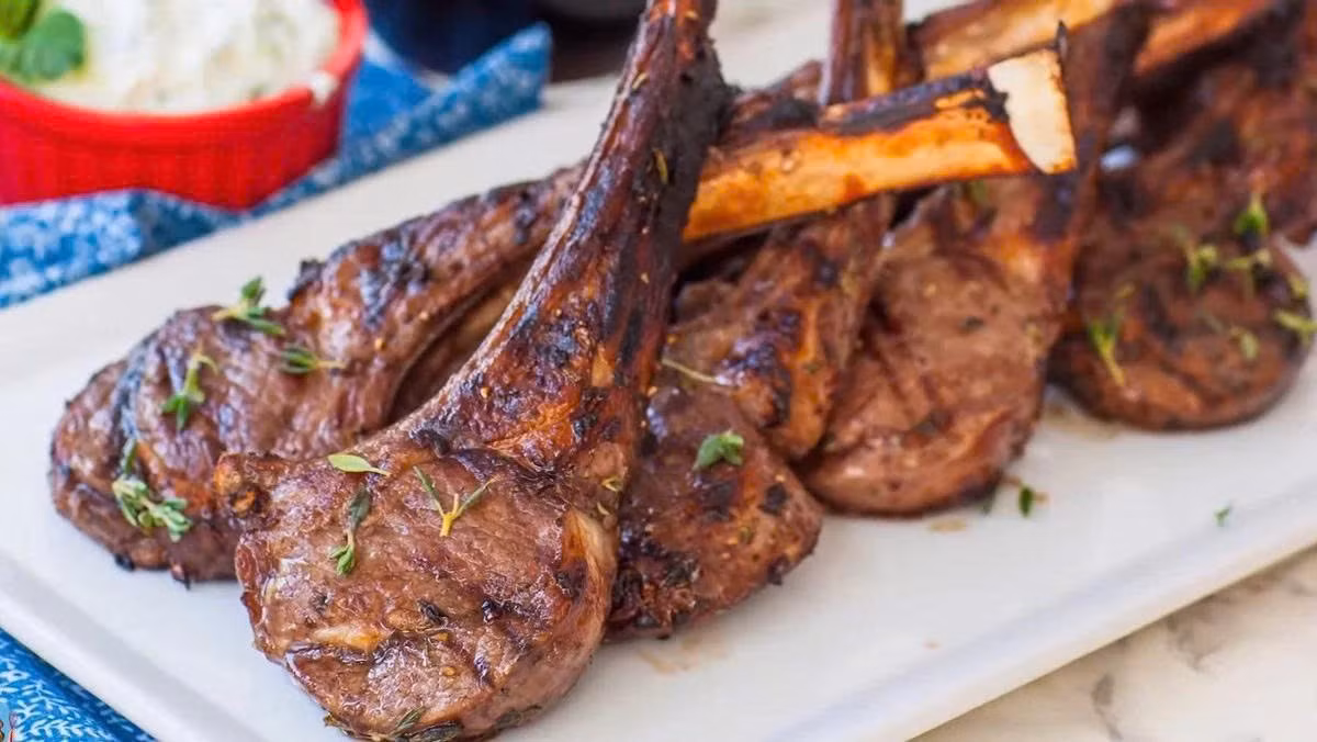 Nhờ khí hậu khô nóng và cách nuôi truyền thống, thịt cừu nơi đây săn chắc, ít mỡ, thơm ngọt tự nhiên và đặc biệt không có mùi hôi. Đó là lý do khiến thịt cừu trở thành nguyên liệu lý tưởng cho nhiều món ăn dân dã nhưng đầy lôi cuốn.