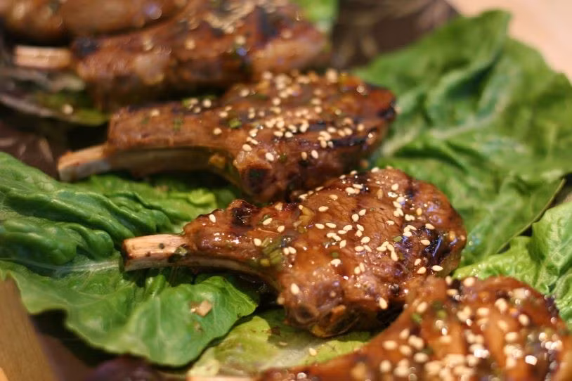 Thịt cừu Ninh Thuận không chỉ đơn thuần là món ngon, mà còn là một phần linh hồn ẩm thực của vùng đất khắc nghiệt nhưng đầy bản sắc. Từ cách nuôi thả tự nhiên, phương pháp chế biến truyền thống cho đến trải nghiệm gắn với nông trại, tất cả tạo nên một dấu ấn ẩm thực khó phai trong lòng du khách. Ảnh Internet