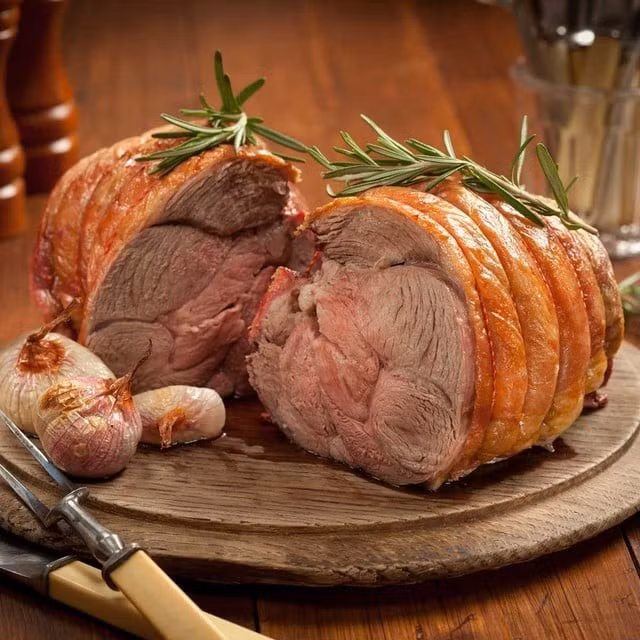 Nếu muốn mang hương vị đặc trưng của Ninh Thuận về nhà, du kháchcó thể mua giò cừu, thịt cừu sấy khô hoặc thịt cừu đông lạnh hút chân không tại các cửa hàng đặc sản hoặc cơ sở chế biến uy tín. Đây là những món quà độc đáo, lạ miệng và rất được ưa chuộng, đặc biệt trong các dịp lễ tết hoặc làm quà biếu. Ảnh Internet