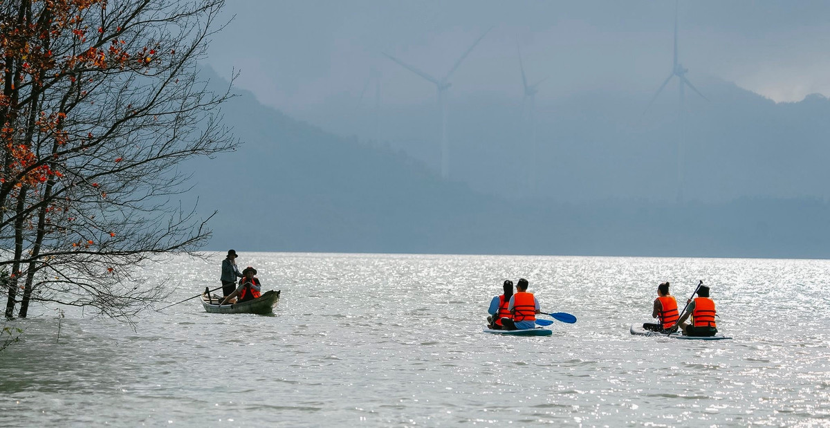 단풍철이 지나가면서 관광객들의 마음속에는 많은 아쉬움과 내년에 다시 오겠다는 다짐이 남았습니다. 숲을 굽이굽이 지나는 오솔길부터 고요한 호수까지, 탐험의 여정 내내 관광객들은 장엄하면서도 시적인 희귀한 자연경관에 푹 빠져 국경 지대의 산과 숲의 소박한 삶을 느끼는 듯합니다. 사진: Huy Vo
