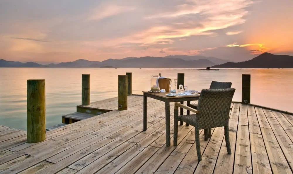 Xếp thứ ba là Teshima (Nhật Bản), hòn đảo nhỏ giữa biển Seto, thu hút du khách bởi không gian nghệ thuật đương đại và nhịp sống chậm, với các công trình sắp đặt nằm giữa ruộng lúa và làng chài. Ảnh lalya.com