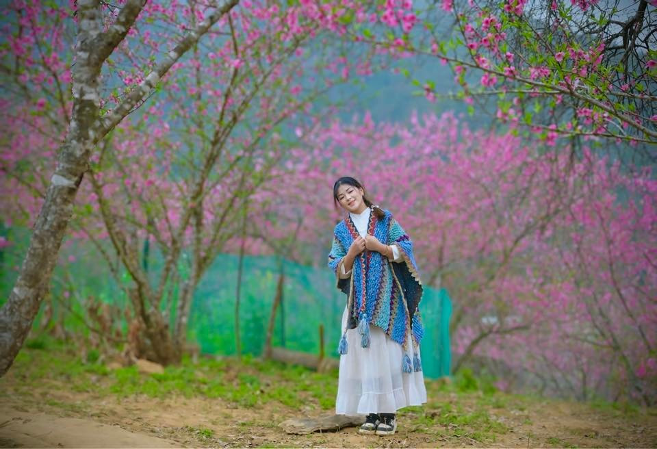 Và có lẽ chính sự giản dị ấy đã làm nên sức hút bền bỉ để mỗi mùa đào nở, nơi đây lại trở thành chốn hẹn hò của những người yêu thiên nhiên, yêu cái đẹp mộc mạc và tinh khôi của đất trời Tây Bắc.