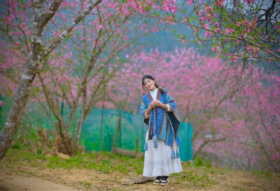 Và có lẽ chính sự giản dị ấy đã làm nên sức hút bền bỉ để mỗi mùa đào nở, nơi đây lại trở thành chốn hẹn hò của những người yêu thiên nhiên, yêu cái đẹp mộc mạc và tinh khôi của đất trời Tây Bắc.