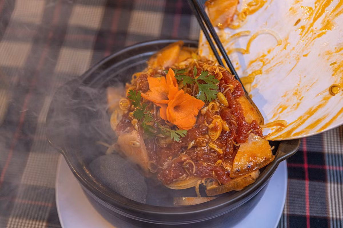 Du khách có thể tự tay trở miếng thịt, cảm nhận độ chín theo sở thích. Ảnh Mỹ Hân