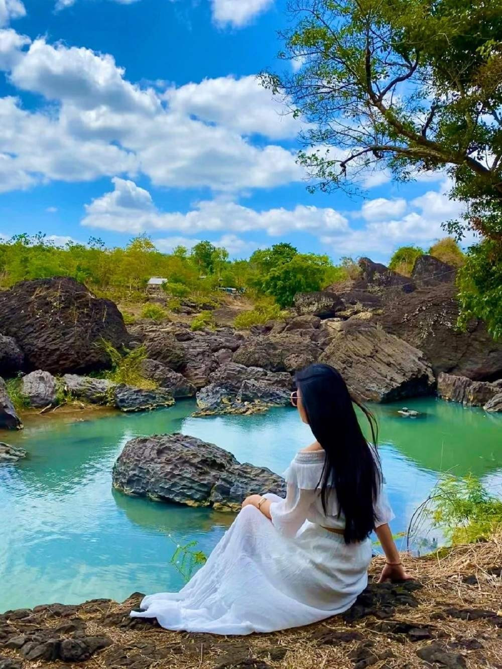 Du khách có thể đi bộ men theo bờ thác, khám phá các hang đá hàng nghìn năm tuổi hoặc thử cảm giác mạnh với trò vượt thác. Không gian xanh mát và khí hậu mát lành khiến Trinh Nữ trở thành điểm dừng chân lý tưởng trong mùa mưa. Ảnh MIA