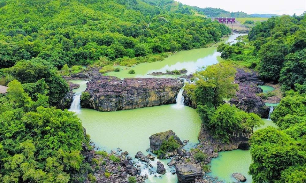 Không xa Dray Nur, thác Gia Long nằm ẩn mình giữa rừng nguyên sinh tươi tốt. Dòng nước từ sông Sêrêpôk đổ xuống hồ lớn, mang đến khung cảnh yên bình và trữ tình. Người địa phương kể rằng tên thác được đặt để tưởng nhớ chuyến dừng chân của vua Gia Long. Ảnh XanhSM