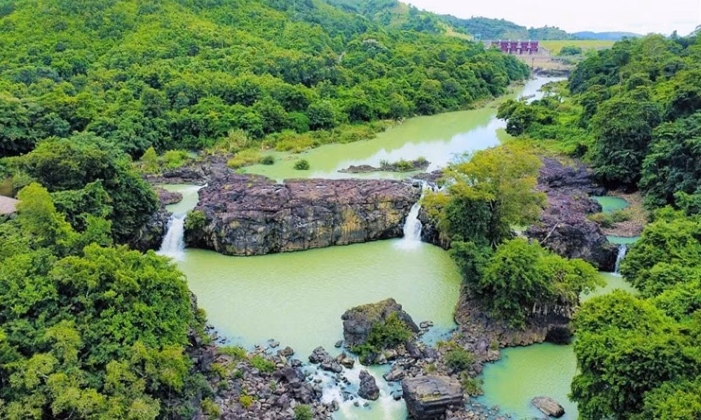 Không xa Dray Nur, thác Gia Long nằm ẩn mình giữa rừng nguyên sinh tươi tốt. Dòng nước từ sông Sêrêpôk đổ xuống hồ lớn, mang đến khung cảnh yên bình và trữ tình. Người địa phương kể rằng tên thác được đặt để tưởng nhớ chuyến dừng chân của vua Gia Long. Ảnh XanhSM