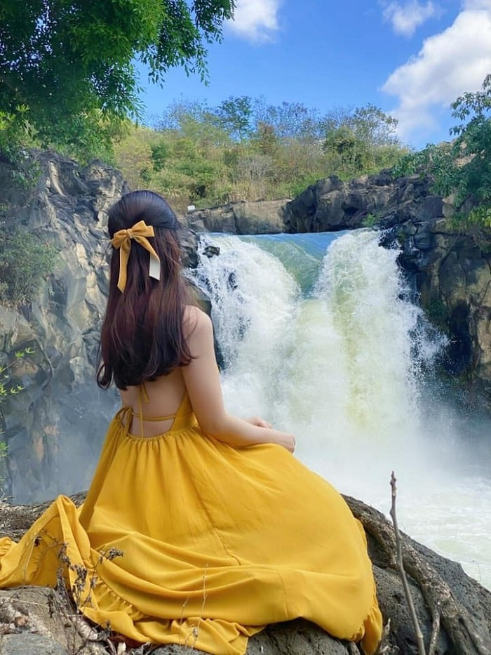 Hành trình đến Gia Long không chỉ để ngắm cảnh mà còn có thể trải nghiệm tắm suối, chèo bè hay thưởng thức âm thanh của thiên nhiên hòa quyện cùng tiếng chim rừng, tạo nên cảm giác thư giãn trọn vẹn. Ảnh luhanhvietnam