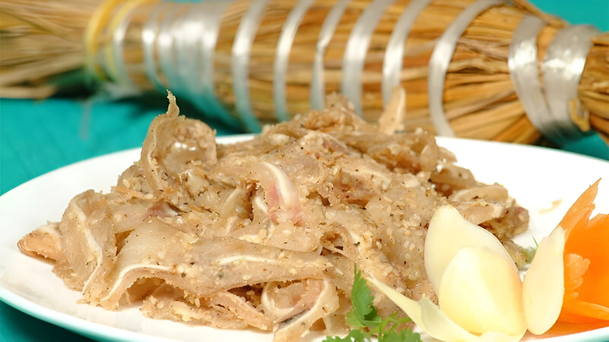 Miếng tré giòn sần sật của tai và bì heo, quyện cùng vị béo của thịt, chua nhẹ của men tự nhiên khiến thực khách ăn một lần là nhớ mãi. Ảnh Bazantravel