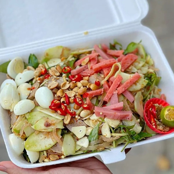 Tré được ủ hoàn toàn tự nhiên. Sau khoảng 2–3 ngày, món ăn bắt đầu “chín”, tỏa mùi thơm nồng của riềng, tỏi, xen lẫn vị chua nhè nhẹ rất dễ chịu. Khi thưởng thức, người ta thường bóc lớp rơm, mở lá, cắt tré thành khoanh nhỏ, ăn kèm rau sống, dưa leo, bánh tráng hoặc đơn giản là chấm chút tương ớt cay.