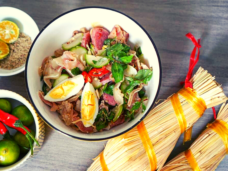 Rơm được buộc chặt một đầu, xòe đều, ôm trọn gói tré bên trong. Cách gói tưởng chừng đơn giản nhưng lại đòi hỏi sự tỉ mỉ, khéo tay để tré lên men đều, giữ được hương vị chuẩn nhất.