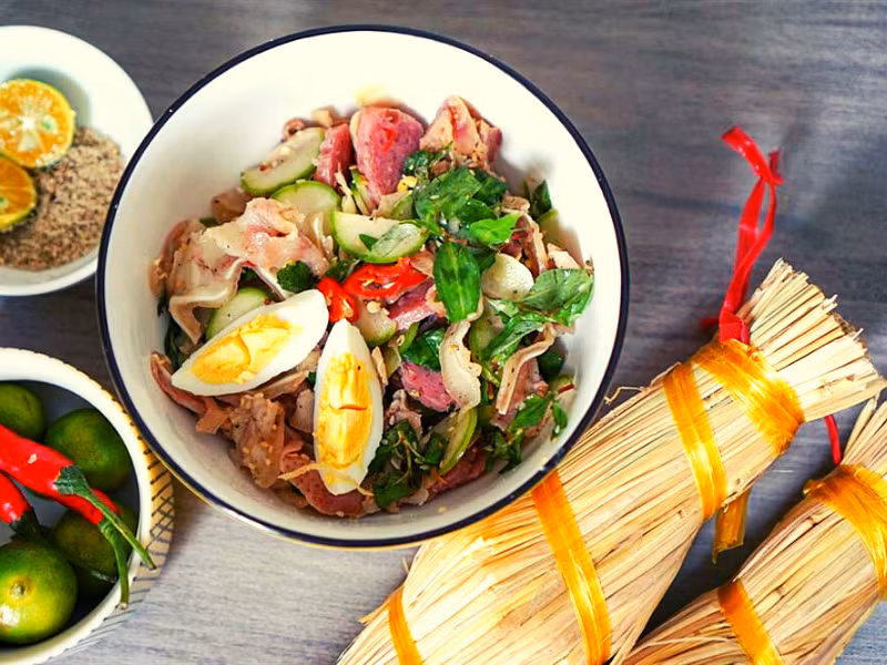 Rơm được buộc chặt một đầu, xòe đều, ôm trọn gói tré bên trong. Cách gói tưởng chừng đơn giản nhưng lại đòi hỏi sự tỉ mỉ, khéo tay để tré lên men đều, giữ được hương vị chuẩn nhất.