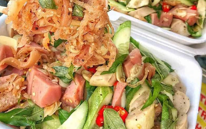 Ngày nay, tré không chỉ xuất hiện trong mâm cơm gia đình hay những dịp lễ, Tết mà còn trở thành món quà được du khách ưa chuộng khi ghé thăm Bình Định. Gói tré mộc mạc, thơm ngon không chỉ mang theo hương vị đặc sản, mà còn gói ghém cả nét văn hóa ẩm thực chân chất của miền Trung. Ảnh Saostar