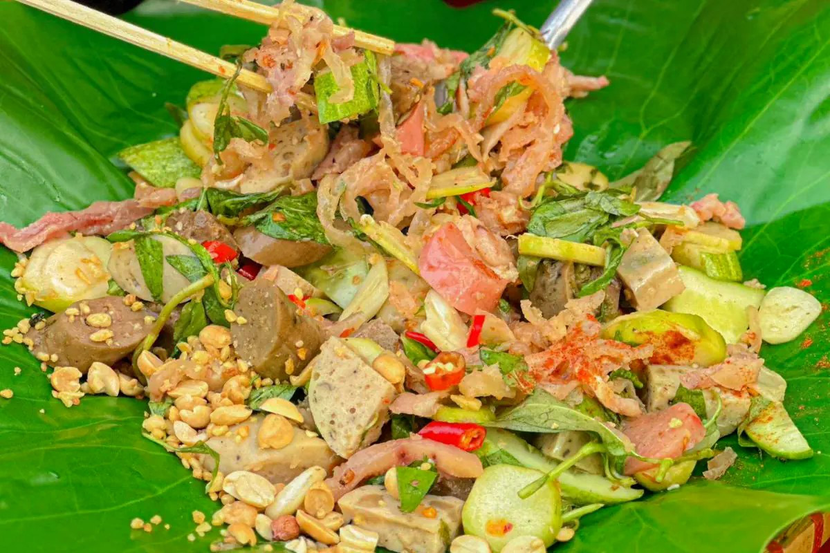 Nếu đã một lần rong ruổi dải đất miền Trung, hẳn du khách khó quên hương vị mộc mạc mà lạ miệng của tré món đặc sản dân dã gắn liền với vùng đất Gia Lai (khu vực Bình Định cũ). Không cầu kỳ trong cách bày biện, tré gây ấn tượng ngay từ hình thức độc đáo: gói trong lá, bọc rơm khô, mang đậm dấu ấn làng quê miền nắng gió. Ảnh mmvietnam