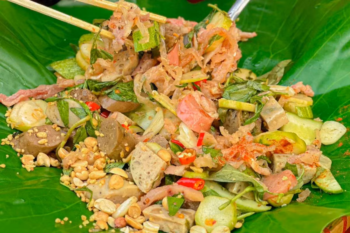 Nếu đã một lần rong ruổi dải đất miền Trung, hẳn du khách khó quên hương vị mộc mạc mà lạ miệng của tré món đặc sản dân dã gắn liền với vùng đất Gia Lai (khu vực Bình Định cũ). Không cầu kỳ trong cách bày biện, tré gây ấn tượng ngay từ hình thức độc đáo: gói trong lá, bọc rơm khô, mang đậm dấu ấn làng quê miền nắng gió. Ảnh mmvietnam