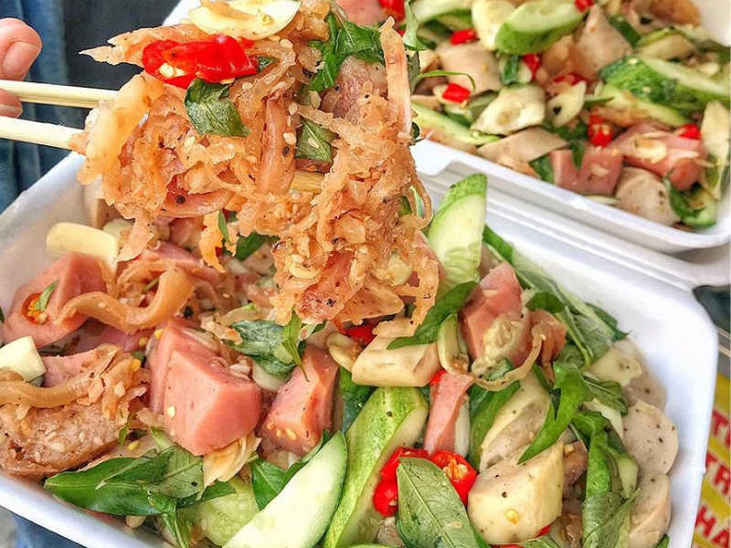 Tré được làm từ những nguyên liệu rất đỗi đời thường như thịt lợn, tai lợn, bì lợn, kết hợp cùng riềng, tỏi, hạt mè (vừng) rang chín và các gia vị truyền thống. Phần thịt đầu lợn được luộc chín, thái sợi mỏng, thịt ba chỉ chiên vàng để tạo độ béo vừa phải. Tất cả được trộn đều với tiêu, riềng băm, mè, thính, muối, bột nêm, tỏi… tạo nên hỗn hợp thơm nồng, dậy mùi. Ảnh saostar