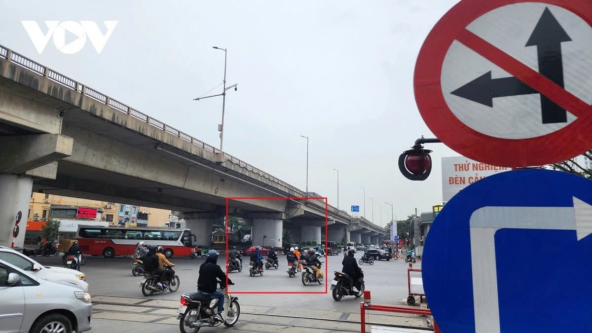 Mặc dù hướng đi từ đường Hoàng Liệt (Vành đai 3) hướng sang cầu Thanh Trì qua bến xe Nước Ngầm cấm đi thẳng và rẽ trái nhưng liên tục đoàn dài các phương tiện cố tình vi phạm.
