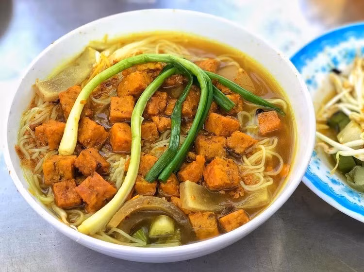 Bún Xiêm Lo có xuất xứ từ các tỉnh miền Tây, đặc biệt là Sóc Trăng, nơi người Khmer sinh sống lâu đời. Tên gọi “Xiêm Lo” được cho là bắt nguồn từ cách gọi trong tiếng Khmer, mang âm hưởng của món ăn ảnh hưởng từ nền ẩm thực Thái Lan (Xiêm là tên cũ của Thái). Ảnh BaoAnGiang