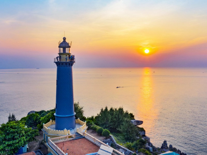 Tháp hải đăng có chiều cao 26,5m tính từ nền tháp, nằm ở độ cao khoảng 110m so với mực nước biển. Ánh đèn từ đây có tầm chiếu xa tới 27 hải lý (gần 50km), đóng vai trò quan trọng trong việc dẫn đường cho tàu thuyền qua lại trên vùng biển Phú Yên suốt nhiều thế hệ. Ảnh VinWonders