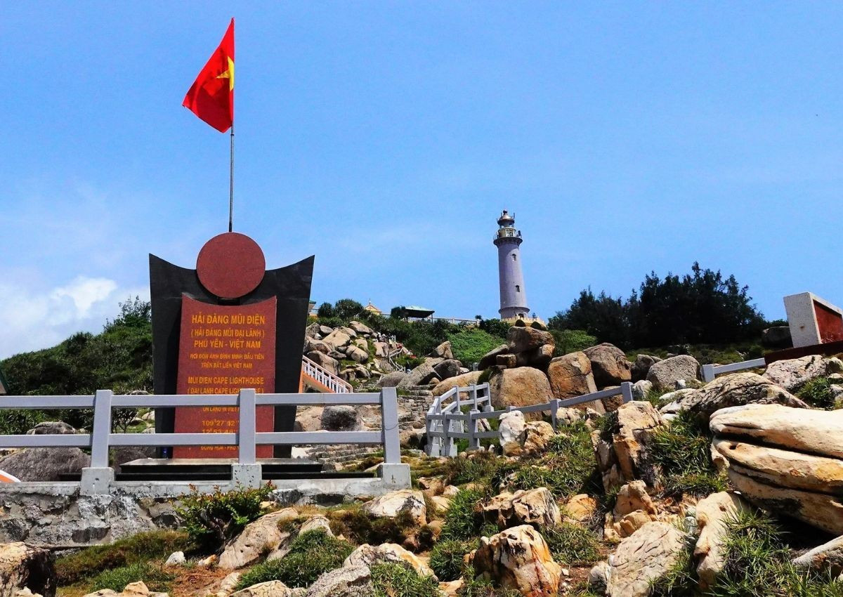 Tọa lạc trên đỉnh núi Đại Lãnh, hải đăng Đại Lãnh được người Pháp xây dựng từ năm 1890. Trải qua hơn một thế kỷ, công trình vẫn đứng vững giữa nắng gió, bão tố của miền duyên hải Nam Trung Bộ. Ảnh Vinpearl