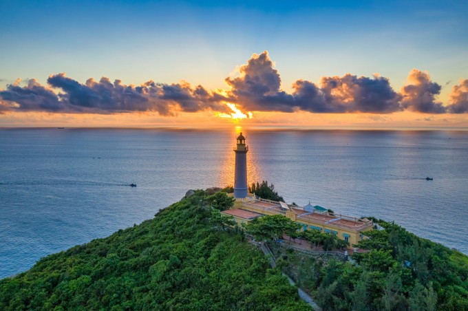 Mũi Điện, còn gọi là mũi Đại Lãnh, nằm ở phần cực Đông của tỉnh Phú Yên (cũ), là mũi đất nhô ra biển từ một nhánh của dãy Trường Sơn. Ảnh Internet